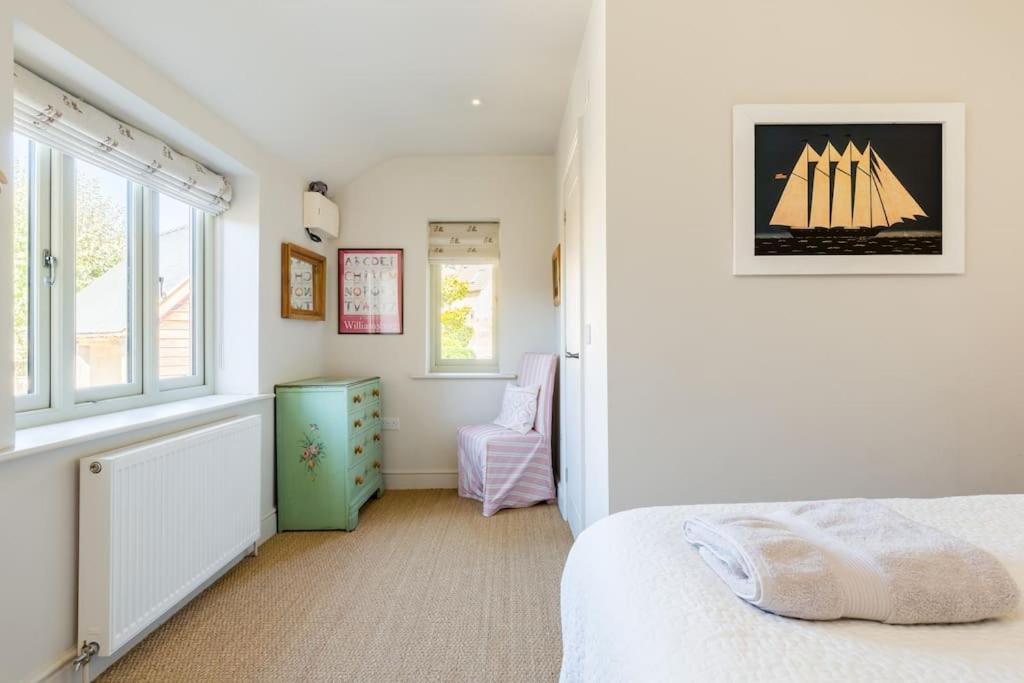 Charming Cottage Surrounded By Idyllic Garden In Peaceful Location In Central 찰버리 외부 사진