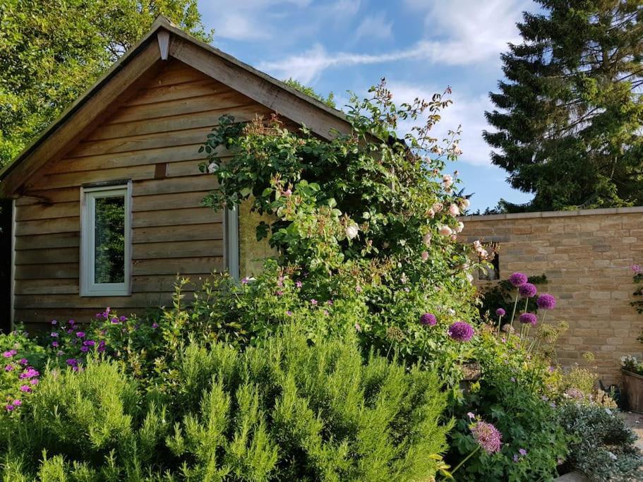 Charming Cottage Surrounded By Idyllic Garden In Peaceful Location In Central 찰버리 외부 사진