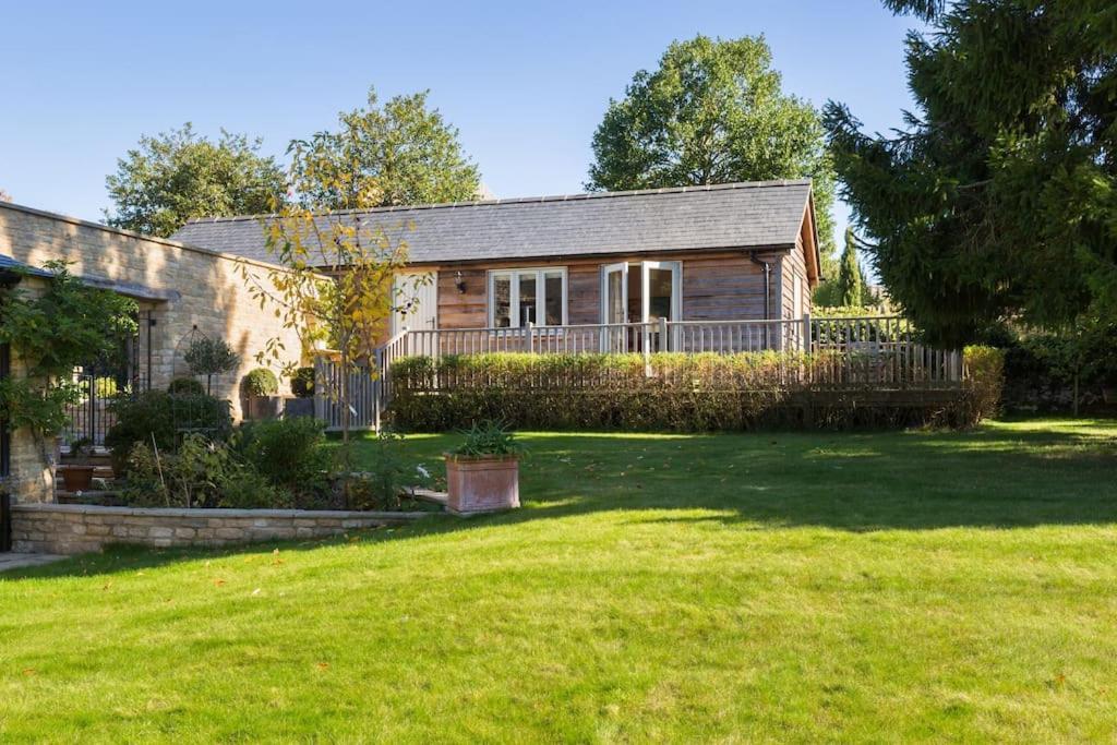 Charming Cottage Surrounded By Idyllic Garden In Peaceful Location In Central 찰버리 외부 사진